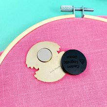 Load image into Gallery viewer, 'So Many Projects So Little Time' Needle Minder
