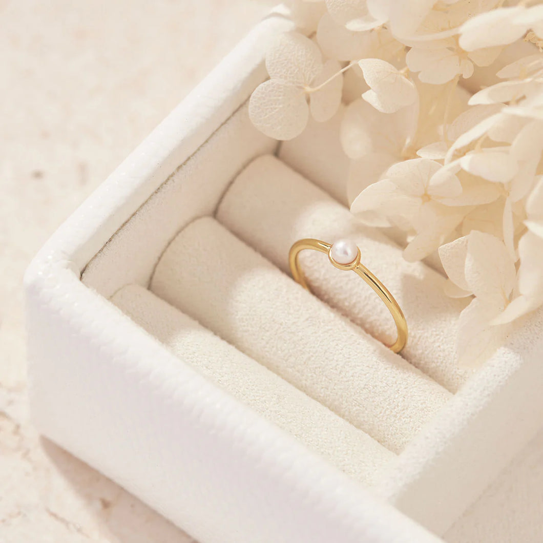 Delicate Pearl Ring Gold