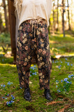 Load image into Gallery viewer, 'Lionheart' Linen Cropped Artist Pants - Market of Stars