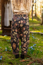 Load image into Gallery viewer, 'Lionheart' Linen Cropped Artist Pants - Market of Stars