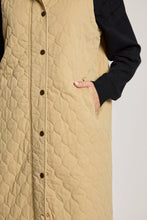 Load image into Gallery viewer, Dune Sansi Quilted Long Vest - eb + ive