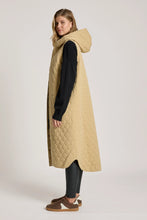 Load image into Gallery viewer, Dune Sansi Quilted Long Vest - eb + ive