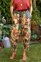 Load image into Gallery viewer, &#39;Stay Gold&#39; Linen Cropped Artist Pants - Market of Stars
