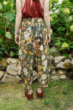 Load image into Gallery viewer, &#39;I Dream in Flowers&#39; Linen Cropped Artist Pants - Market of Stars