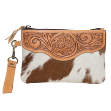 Load image into Gallery viewer, Para Tan &amp; White Cowhide Clutch with Tooling Details